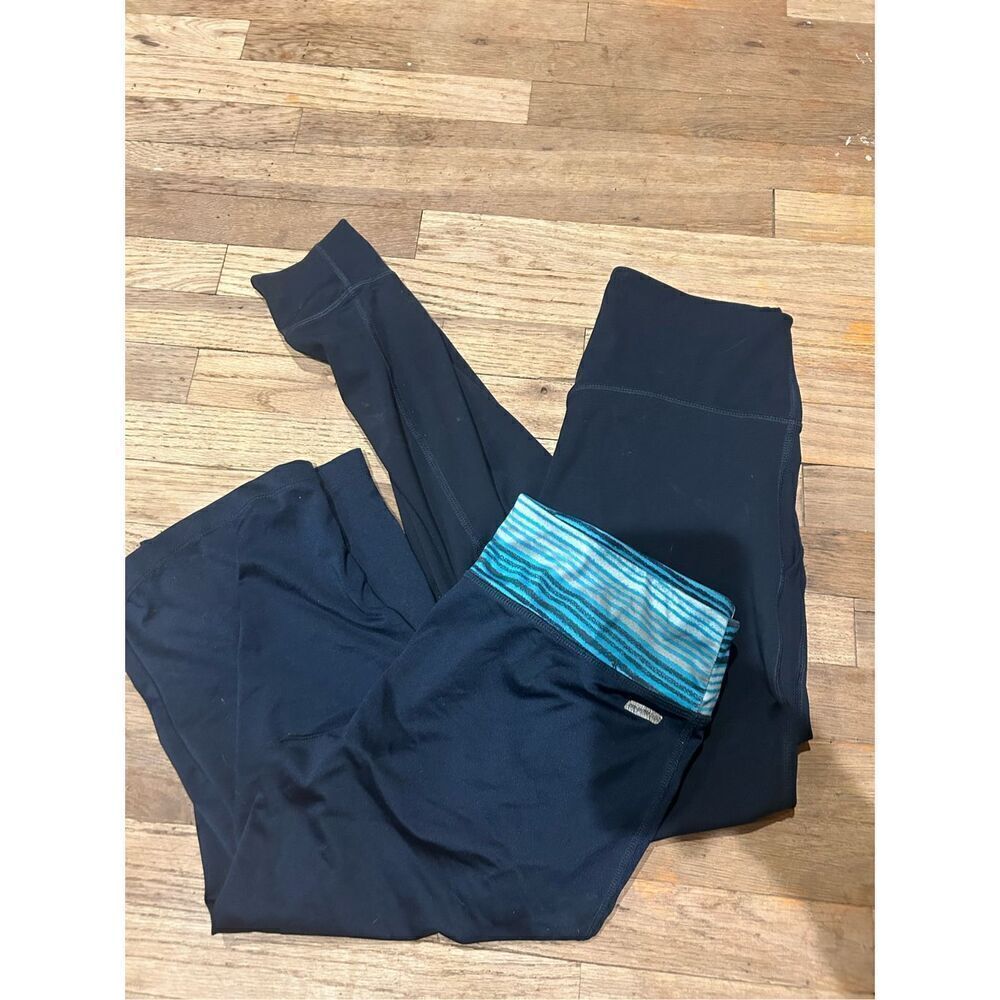 Pair of athletic leggings capris size medium